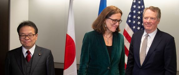 Japanski ministar gospodarstva Hiroshige Seko, povjerencia EU za trgovinu Cecilia Malmstrom i američki predstavnik za trgovinu Robert Lighthizer (Foto: AFP)