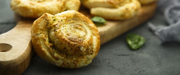 Lisnate rolice s pestom i sirom