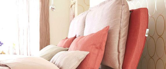 Detalji poput jastuka u koraljnoj boji