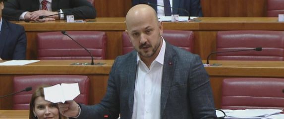 Maras je u Saboru bacio papirnati avion (Foto: DNEVNIK.hr)