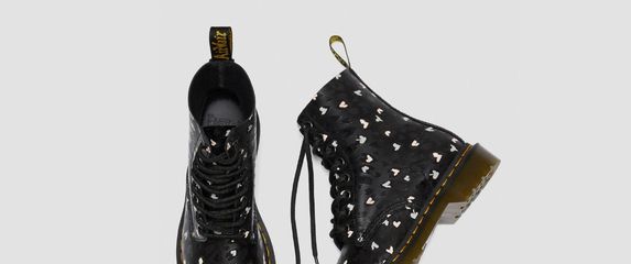 Čizme Dr. Martens ukrašene srcima - 1