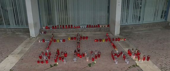 Lampioni zapaljeni u Splitu povodom tragičnog stradanja osmero mladih u BiH