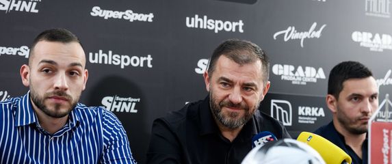 Željko Karajica (u sredini)