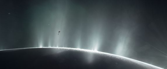 Ilustracija sonde Cassini iznad Enceladusa