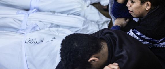 Obitelj oplakuje mrtve u Gazi
