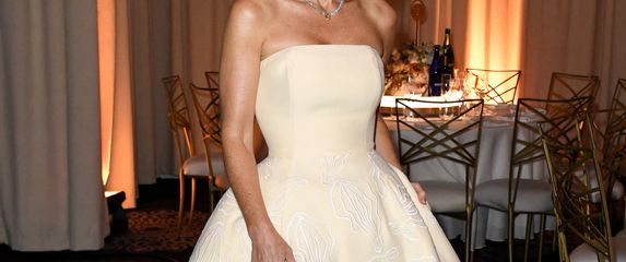 Gillian Anderson na 81. dodjeli nagrada Zlatni globusi