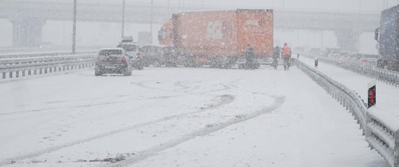 Na autocesti Zagreb - Beograd zbog snijega i vjetra došlo do sudara - 2