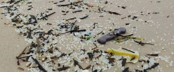 Milijuni plastičnih peleta naplavili španjolske obale