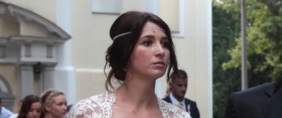 Ina Štrlek na vjenčanju s rukometašem Manuelom Štrlekom nosila je vjenčanicu modne kuće Vesna Sposa - 8