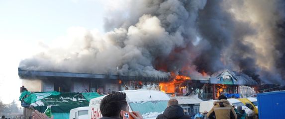 Vatrogasci se bore s velikim požarom u Kineskom tržnom centru u Beogradu - 5