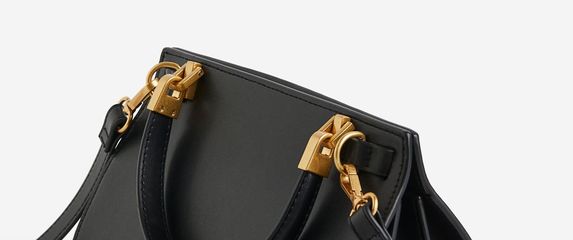 Torba ima kratku i dugu ručku