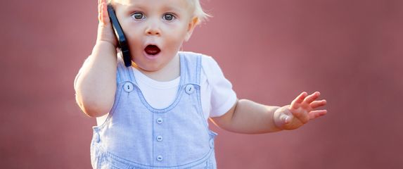 Dijete se igra mobitelom