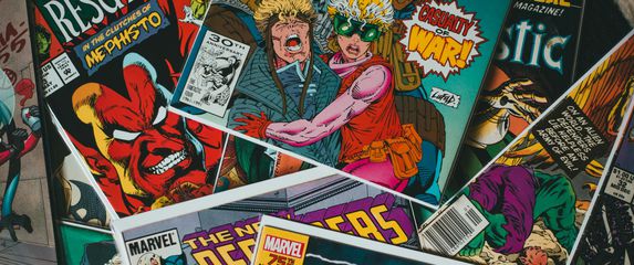 stripovi o superjunacima poslagani jedni na druge