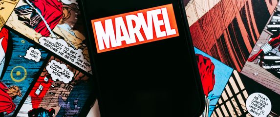 natpis marvel na mobitelu složenom na stripove