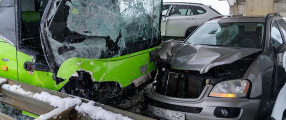 Prometna nesreća između automobila i busa