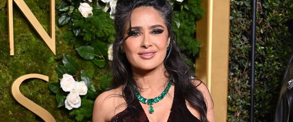 Salma Hayek sa sijedom kosom na 82. dodjeli nagrade Zlatni globus - 5