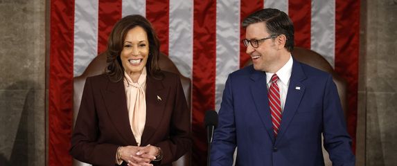 Kamala Harris i Mike Johnson na sjednici koja potvrđuje izbore