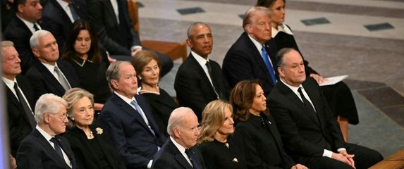 Joe i Jill Biden, Kamala Harris, Doug Emhoff, Bill Clinton, Hillary Clinton, George W. Bush i supruga Laura Bush, Barack Obama, Donald Trump i Melania