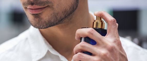 Muškarac nanosi parfem