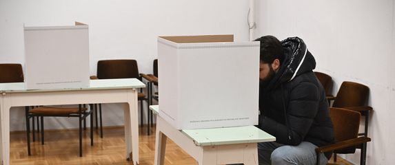 Birači glasuju na svojim izbornim mjestima - 3