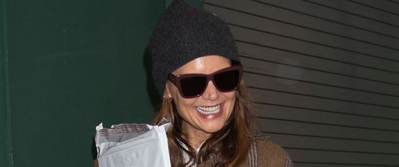 Katie Holmes u vrećastim trapericama i tenisicama - 6