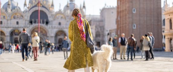 Neki ljudi putuju sa svojim kućnim ljubimcima i obilaze turističke atrakcije