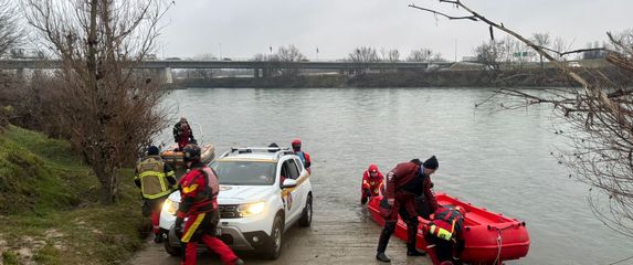 Potraga za djevojčicom u Savi