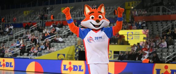 Maskota Foxy na utakmici Argentina - Bahrein