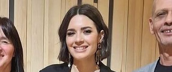 Mia Dimšić s roditeljima i sestrom - 1