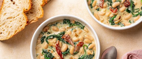 U kremasto varivo od graha možete dodati i malo špinata i sušenih rajčica