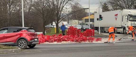 Gajbe sa staklenim bocama ispale s kamiona u Slavonskoj Aveniji - 2