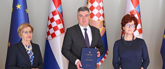 Državno izborno povjerenstvo uručilo je predsjedniku Zoranu Milanoviću Izvješće o Konačnim rezultatima izbora - 4