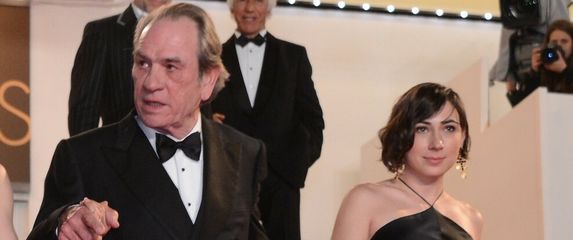 Tommy Lee Jones, Victoria Jones