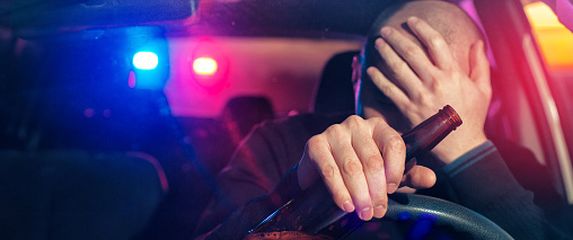 Pijani muškarac za volanom, ilustracija