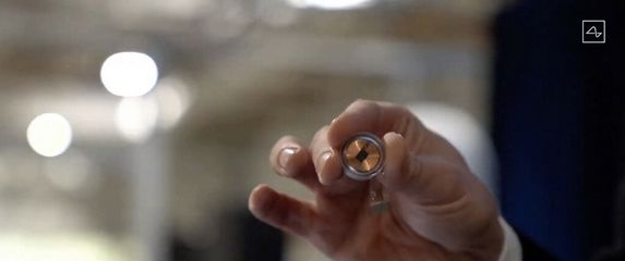 Neuralinkov implantant