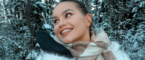 Sretna i nasmijana djevojka