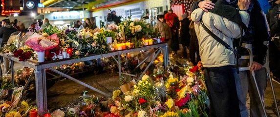 Okupljanje građana u blizini mjesta tragedije