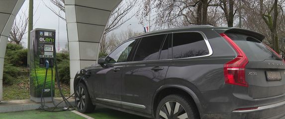 Električni automobil