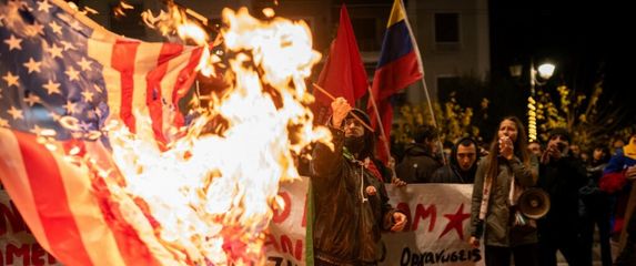 Prosvjednici pale američku zastavu