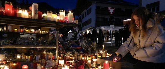 Svijeće i cvijeće za poginule u švicarskom baru