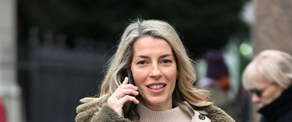 Zagrebačko izdanje u minici i čipkastim hulahopkama