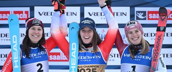 Camille Rast (u sredini)