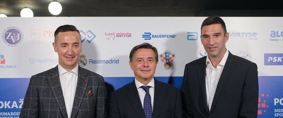 Niko Mihić (u sredini)