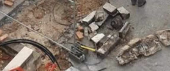 Radovi u Dalmaciji i publika koja promatra