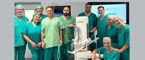 Robot asistent HUGO RAS i kirurški tim iz KBC Split