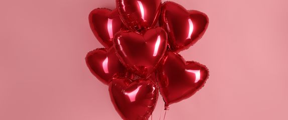 Crveni baloni u obliku srca