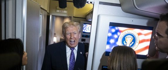 Predsjednik SAD-a Donald Trump s novinarima