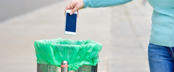 Bačeni smartphone, ilustracija