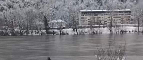 Vatrogasac izvlači automobil u Zvorniku