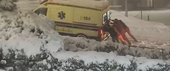 Hitna ispred Rebra u Zagrebu